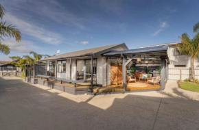Hosts on the Coast The Arkhos Bach, Whitianga